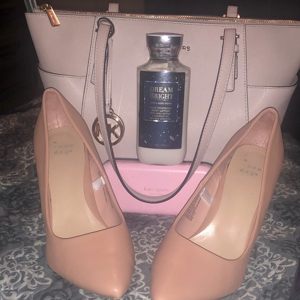 Cute size 8 1/2 nude Steve Madden 4 inch block heel with rounded point toes.